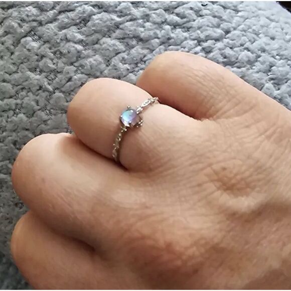 🌓Gorgeous Solid Sterling Silver Petite Moonstone Ring - Picture 17 of 17